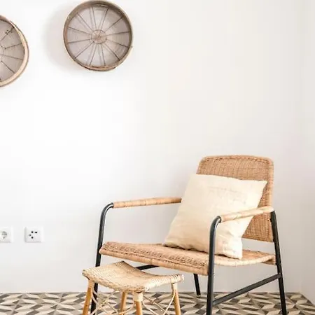 Traditional House: Private Pool And Sunny Terrace 빌라