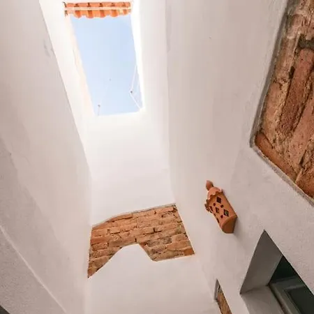 Traditional House: Private Pool And Sunny Terrace 빌라