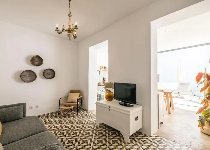 Traditional House: Private Pool And Sunny Terrace فيلة