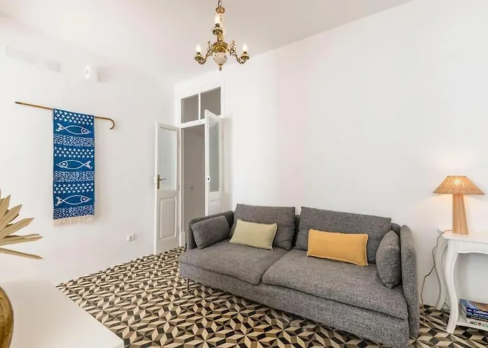 Traditional House: Private Pool And Sunny Terrace فيلة