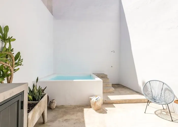 Traditional House: Private Pool And Sunny Terrace فيلة