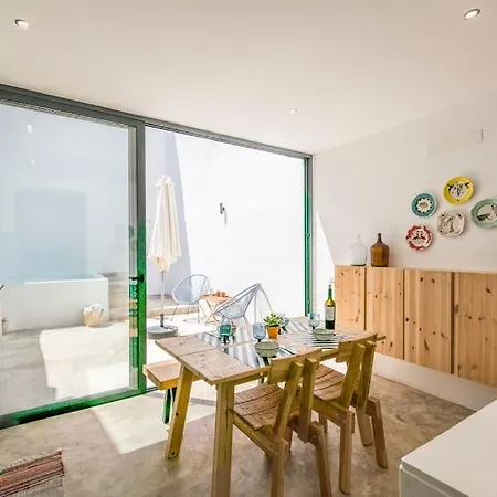 Traditional House: Private Pool And Sunny Terrace Villa Portimão